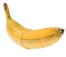 banaan in een condoom imiteert een vergrote lul